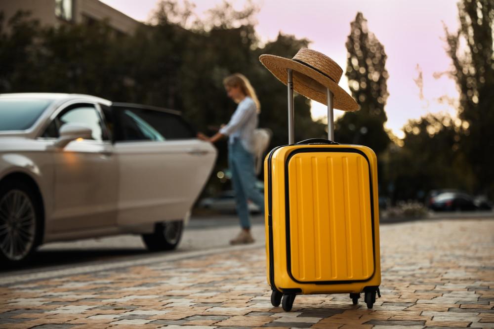 femme qui prend un taxi